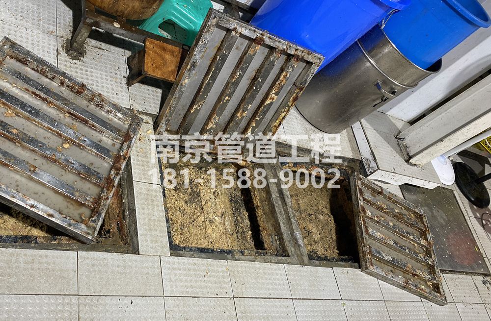 278新合村城管中队食堂隔油池清理